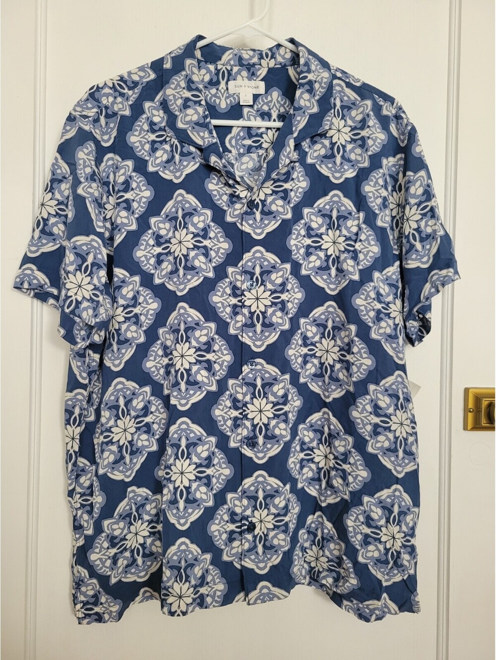 Sun + Stone Men’s L Blue White Geometric Short Sleeve Button Up NWT
